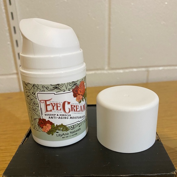 LilyAna Naturals rosehip and hibiscus anti-aging brightening eye cream - Picture 4 of 9